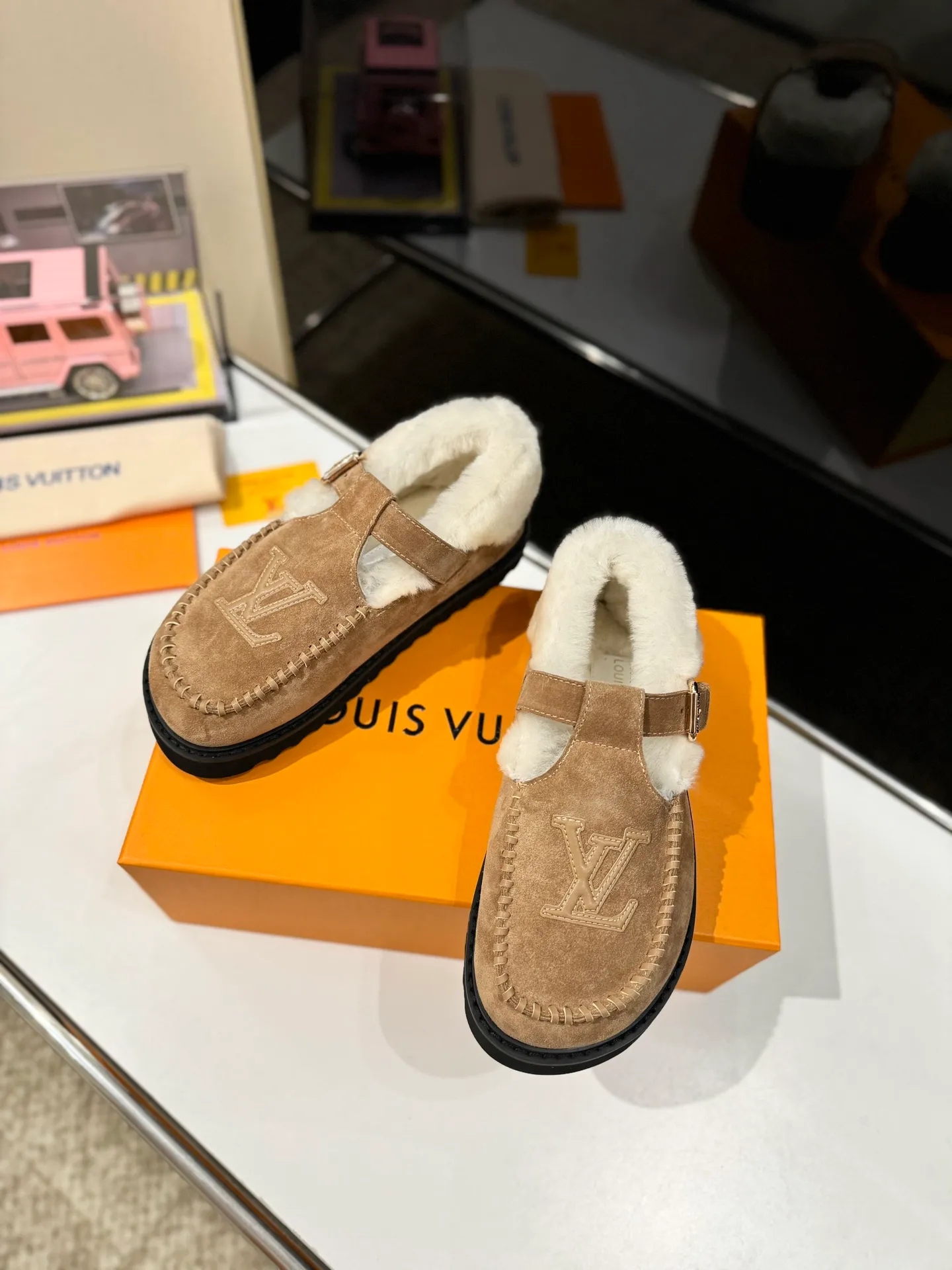 👟👟Ex-factory price 560👟👟 Louis Vuitton lv louis vuott…on fw24 new arrival～The latest furry slippers for autumn and winter🏂🏂 This pair of furry slippers is also very good-looking! The leather ones are very high-end! ! !Paired with denim shorts in autumn and winter, it’s perfect! Put it on and you will instantly have your ideal height! 😍 A favorite style, with fashion elements, the appearance of the upper is full of nobility. Wearing it can always show off the fashionable charm of women. It is fashionable but not too showy. The high-end beef tendon on the upper and the Lvjia letter buckle are so beautiful. ✅Upper: imported high-end frosted/cow leather ✅Outsole: original outsole ✅Inner lining: imported real wool ✅Size: 35-42 (41.42 customized, non-returnable) ✅Packaging: full set of original drawer box